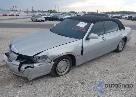 2002 Lincoln Town Car Executive z USA, uszkodzony, nr VIN 1LNHM81W32Y603789